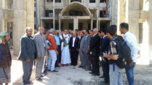 وزير الإعلام يتفقد سير عملية استكمال البنية التحتية المتعثرة بجامعة إب