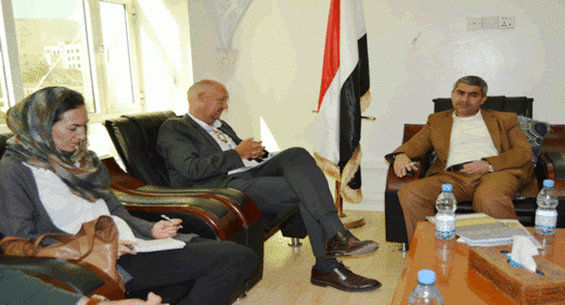 طاووس يناقش مع ممثل البرنامج الإنمائي الاممي آليات العمل الخاص بمشروع إعادة تأهيل ميناء الحديدة