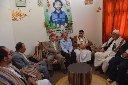 قيادة وكالة الأنباء اليمنية (سبأ) تزور أسرة الشهيد محمد حسن الوريث