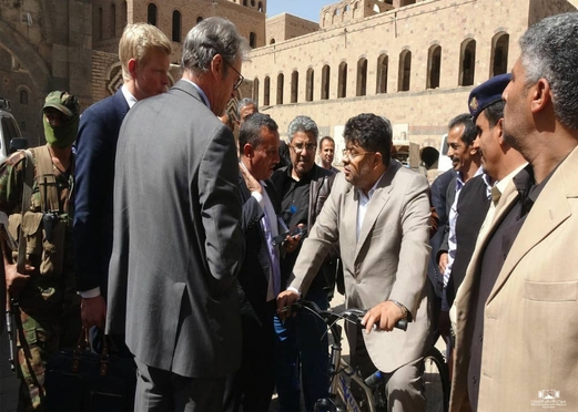 وسائل التواصل الاجتماعي تتناقل فيديو لقاء عضو السياسي الاعلى الحوثي بسفراء اوروبيين وعبوره ميدان التحرير على دراجة هوائية وسائل التواصل الاجتماعي تتناقل فيديو لقاء عضو السياسي الاعلى الحوثي بسفراء اوروبيين وعبوره ميدان التحرير على دراجة هوائية