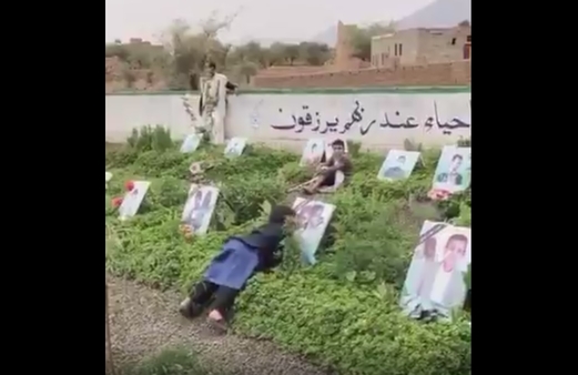 منظمة العفو الدولية تنشر مشهد مؤثر لطفل يمني من صعدة يقبّل صور أشقائه الشهداء منظمة العفو الدولية تنشر مشهد مؤثر لطفل يمني من صعدة يقبّل صور أشقائه الشهداء