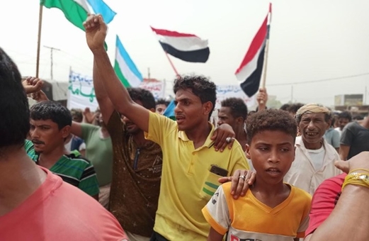 حراك شعبي رافض لنجل شقيق صالح بـ”الخوخة” اليمنية حراك شعبي رافض لنجل شقيق صالح بـ”الخوخة” اليمنية