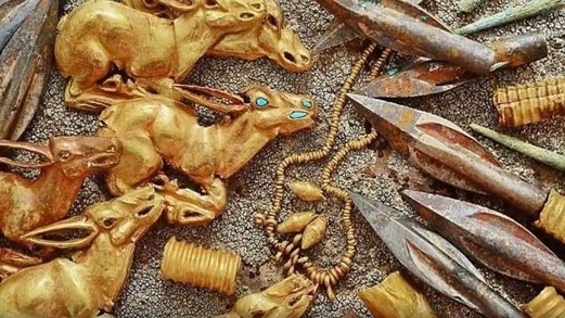 العثور على كنز من 3000 حلية ذهبية العثور على كنز من 3000 حلية ذهبية
