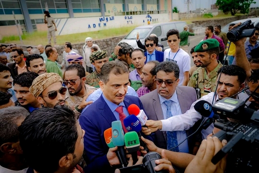 محافظ عدن الجديد يتسلم مهامه رسمياً.. السعودية ترضخ أخيراً لضغوط الإنتقالي والإمارات محافظ عدن الجديد يتسلم مهامه رسمياً.. السعودية ترضخ أخيراً لضغوط الإنتقالي والإمارات