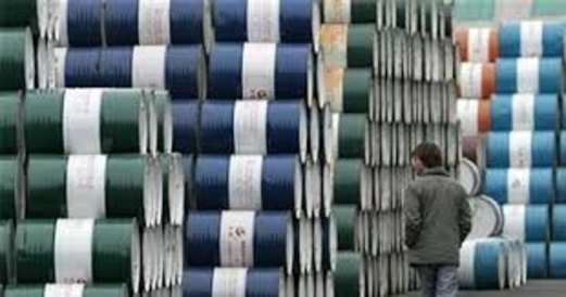 النفط يهبط 2% مع تصاعد التواترت التجارية