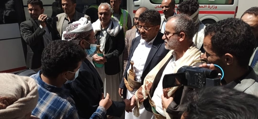 عضو السياسي الأعلى  الحوثي في مقدمة مستقبلي الجرحى في مطار صنعاء (تقرير مصور) عضو السياسي الأعلى  الحوثي في مقدمة مستقبلي الجرحى في مطار صنعاء (تقرير مصور)