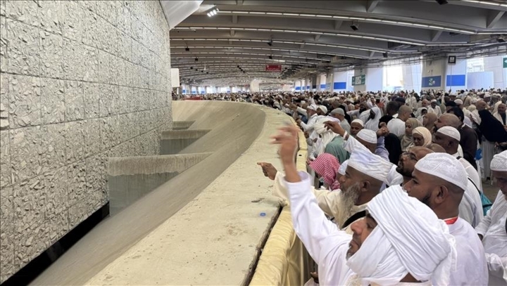 حجاج بيت الله الحرام يواصلون رمي الجمرات قبيل اختتام المناسك