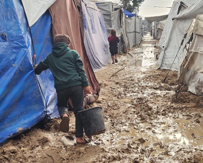 "الغارديان": النازحون الفلسطينيون يخشون بداية الشتاء القارس