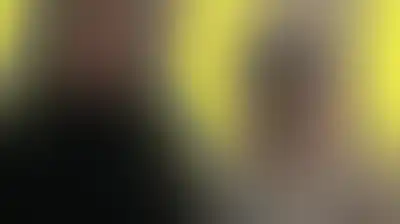 يُتمٌ وعجزٌ وشرط "السِن".. ثلاثيةٌ تحاصر أيمن وأمه في غزة
