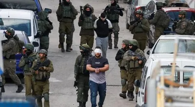 العدو الإسرائيلي يعتقل 36 فلسطينيا ويحتجز عشرات في الضفة