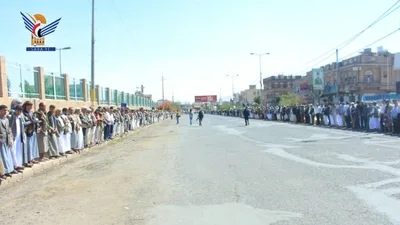 وقفة حاشدة لأبناء مديرية الثورة بالعاصمة تنديداً بجرائم العدو ودعماً للقوات المسلحة