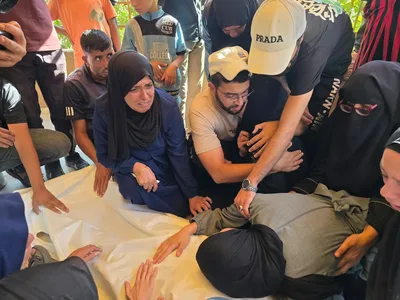 في خيمة صغيرة.. 9 أطفال يبكون أباهم الشرطي الذي قتله العدو الصهيوني 
