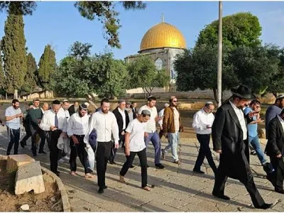 إغلاق "الإبراهيمي" ومنع الأذان بالخليل.. العدو يسخّر ساحات المسجد لطقوس تلمودية