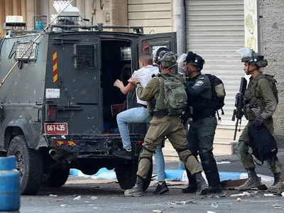 العدو الإسرائيلي يعتقل 16 فلسطينيا بينهم سيدتان من محافظتي طولكرم طوباس بالضفة