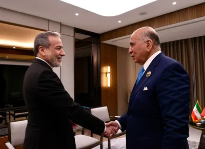 وزير الخارجية العراقي يبحث مع نظيره عراقجي تطورات المنطقة وسبل تحقيق السلام