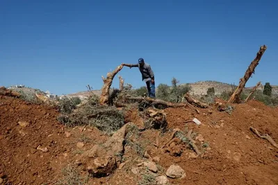 العدو الإسرائيلي يواصل تجريف أراضي دير بلوط غرب سلفيت ويجري تحقيقا ميدانيا في اليامون غرب جنين