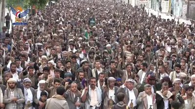 أبناء البيضاء يحتشدون دعمًا للقوات المسلحة ومعادلة الحصار بالحصار وفضح أكذوبة استهداف مكة