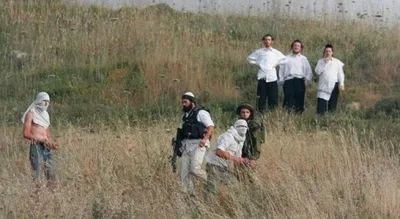 إصابة متضامن أجنبي وفلسطينيين إثر اعتداءات لمستوطنين إرهابيين جنوب الخليل