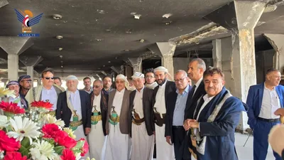 الوهباني والنعيمي وقيادات من أمانة العاصمة يضعون أكاليل من الزهور على أرواح شهداء مجزرة الصالة الكبرى