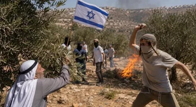 مستوطنون يصيبون فلسطينيا في اعتداء غرب رام الله وآخرون يهاجمون قاطفي الزيتون في اللبن الشرقية جنوب نابلس