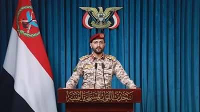 القوات المسلحة اليمنية تستهدف سفينة إنزال سعودية وأربعة زوارق في البحر الأحمر