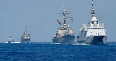 "الثوري الإيراني" يستهدف المدمرتين الأمريكيتين  DDG-119 و DDG-53 بصواريخ باليستية