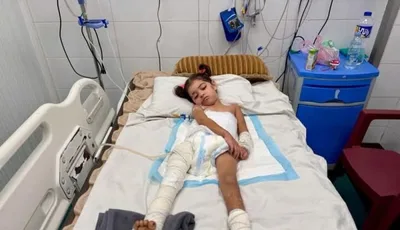 طفلة غزة رسيل.. صاروخ "إسرائيلي" يقتل أشقاءها ويهدد ببتر ساقها
