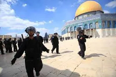 العدو الإسرائيلي يعتقل شابا مقدسيا من المسجد الأقصى ويمنع وصول ذوي إعاقة للصلاة