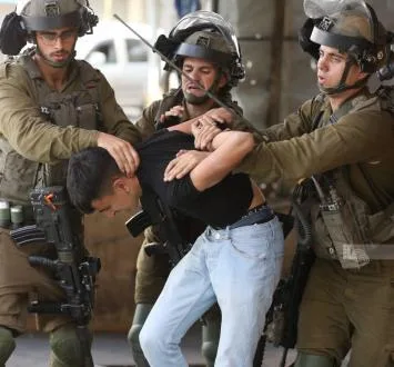 "إعلام الأسرى": العدو الإسرائيلي يعتقل 15 فلسطينيًا بينهم سيدة وثلاثة أشقاء في الضفة