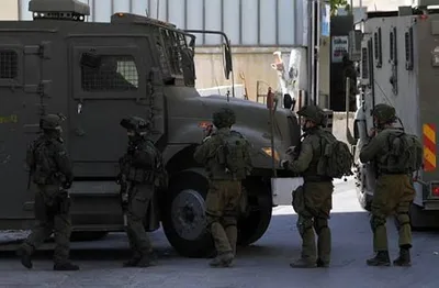العدو الإسرائيلي يعتقل 14 فلسطينيا بينهم سيدة من مدينة الخليل ودورا ومدينة طولكرم